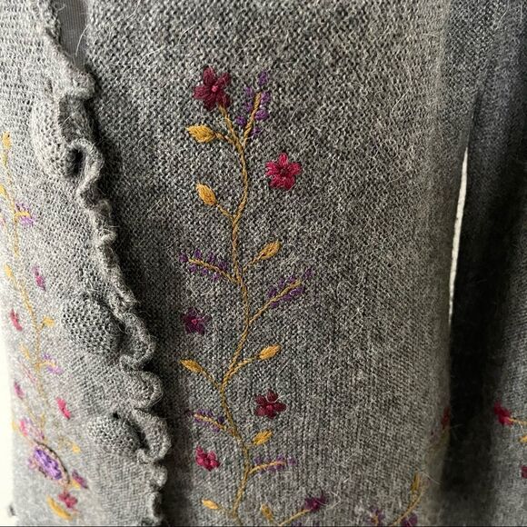 Peruvian 100% Alpaca Cardigan with Floral Embroidery - Picture 4 of 7